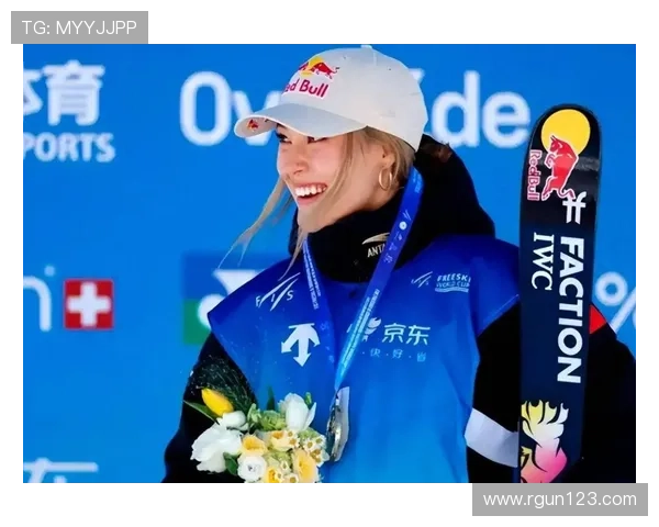 谷爱凌金色发带闪耀领奖台之夜